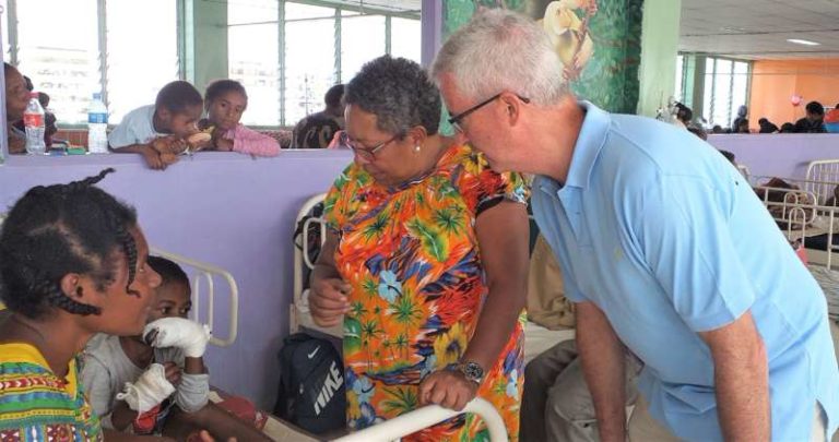 Image of Tininga Group owners, Pat and Maggie Duckworth chatting with a mother and her child.